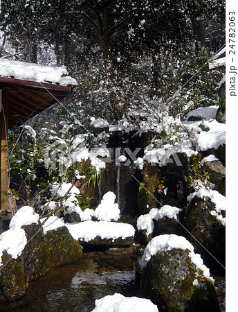 京都・宝泉院の雪景色 24782063