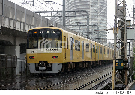 京急YELLOW HAPPY TRAIN 新1000形(下り線)の写真素材 [24782282] - PIXTA