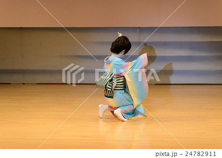 日本舞踊を踊る女性 日本舞踊を踊る女性 24782911
