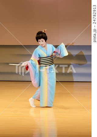 日本舞踊を踊る女性 24782913