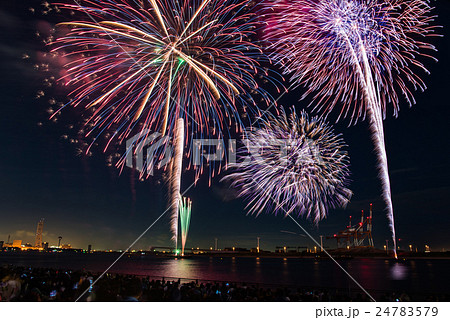 三重県 四日市市 コンビナートをバックに四日市花火大会の写真素材