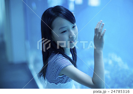 水族館　女の子　ポートレート 24785316