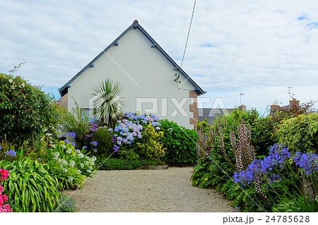 ブルターニュ地方の石造りの住宅とカラフルな花壇 24785628
