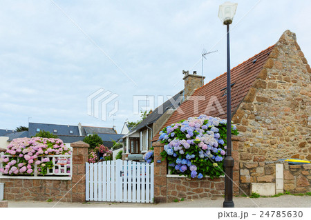 ブルターニュ地方の石造りの住宅とカラフルな花壇 24785630