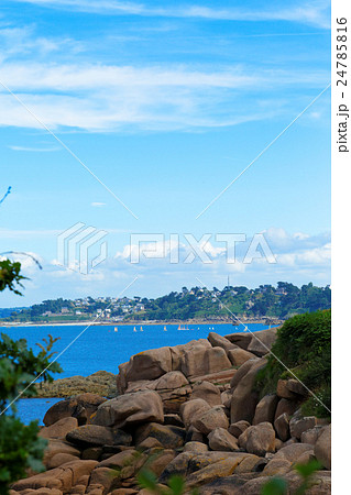 ブルターニュ地方のプルマナックのバラ色の花崗岩の海岸 24785816