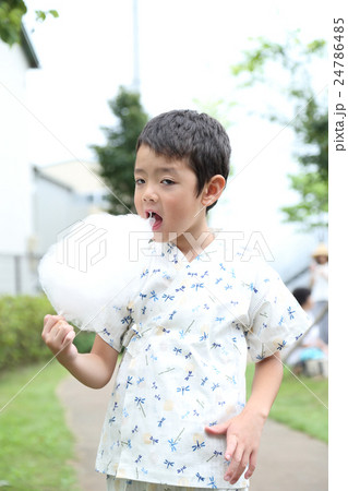 綿菓子を食べる子供 綿菓子を食べる子供 24786485
