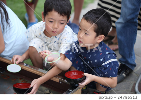 金魚すくいする子どもの写真素材