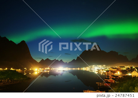 Nothern Lights and Reine, Lofoten Islands, Norway Nothern Lights and Reine, Lofoten Islands, Norway 24787451
