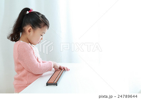 ソロバンをする幼児 24789644