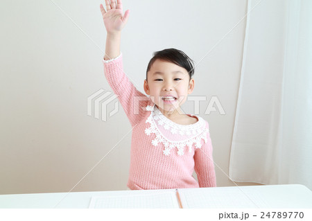 手を上げる幼児 手を上げる幼児 24789770