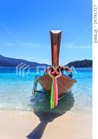 Front view of a wooden fishing boat in Thailand Front view of a wooden fishing boat in Thailand 24791717