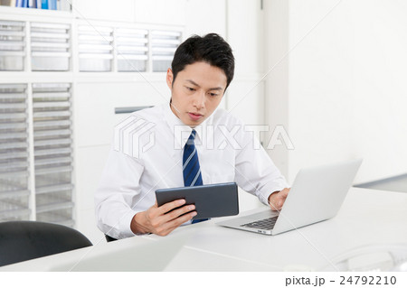 タブレットを使うビジネスマン タブレットを使うビジネスマン 24792210