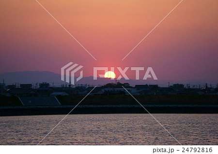 三重県　五十鈴川の夕暮れ 24792816