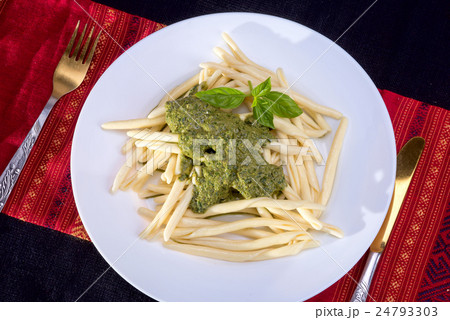 Trofie al pesto - Italian pasta with pesto sauce 24793303