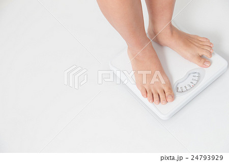 体重を測る女性・白バック 体重を測る女性・白バック 24793929