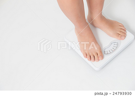 体重を測る女性・白バック 体重を測る女性・白バック 24793930