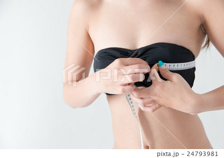 バストを測る女性・白バック 24793981
