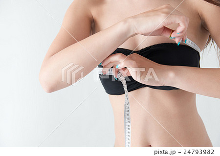 バストを測る女性・白バック 24793982