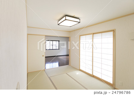 住宅　和室　畳6帖　障子　自然光　奥にLDKが見えるアングル 24796786