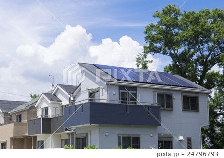 住宅 新築住宅 イメージ ソーラーパネル設置 快晴 青空 緑 住宅 新築住宅 イメージ ソーラーパネル設置 快晴 青空 緑 24796793