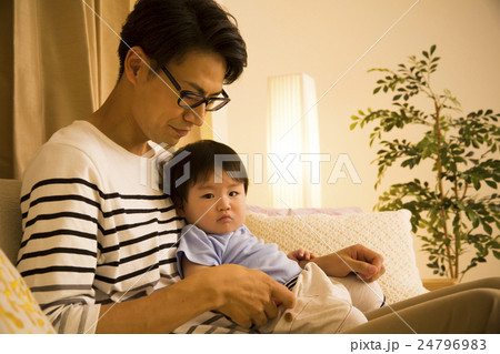 お父さんと男の子の赤ちゃんの写真素材