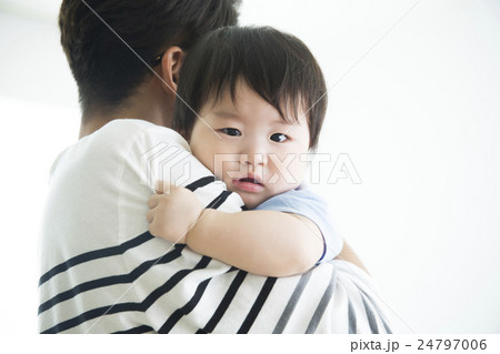 お父さんと男の子の赤ちゃん 24797006
