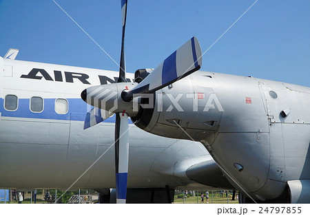 佐賀空港に展示公開されている、現役を終えたプロペラ機(YS-11)の写真
