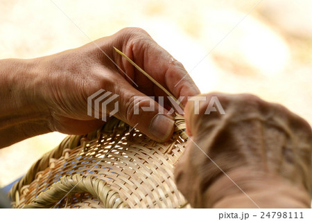 竹細工　竹ざるを作る手 24798111
