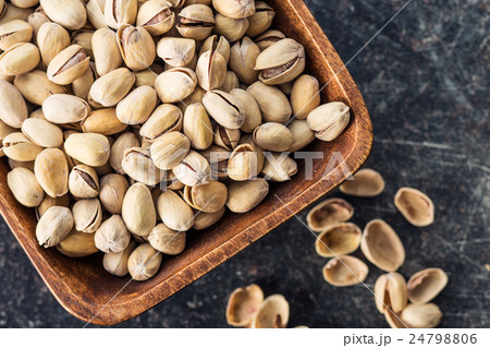 The pistachio nuts. 24798806