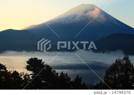 本栖湖からの夜明けの富士山 24799370