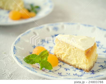 ニュヨークチーズケーキ カット (横位置) ニュヨークチーズケーキ カット (横位置) 24803766