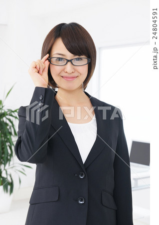 ビジネス オフィス 女性 新入社員 笑顔 若い女性 ビジネスウーマン ビジネス オフィス 女性 新入社員 笑顔 若い女性 ビジネスウーマン 24804591