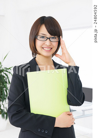 ビジネス　オフィス　女性　新入社員　笑顔　若い女性　ビジネスウーマン 24804592