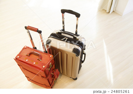 民泊　スーツケース　トランク　旅行　旅　宿泊　泊まる　キャリーケース　キャリーバック　トラベル 24805261