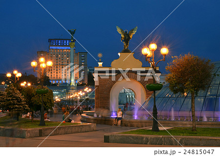 illuminated Maidan Nezalezhnosti square 24815047
