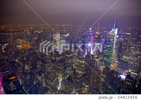 冬 ニューヨークのビル群 エンパイアステートビルの屋上からの夜景 の写真素材