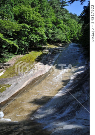 【日本の滝百選】夏の雪輪の滝　愛媛県宇和島市 24817922