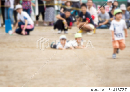 運動会 徒競走 ボケ表現 の写真素材