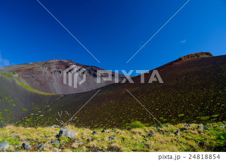 富士山御殿庭上から、山頂、宝永山、宝永第一火口 富士山御殿庭上から、山頂、宝永山、宝永第一火口 24818854