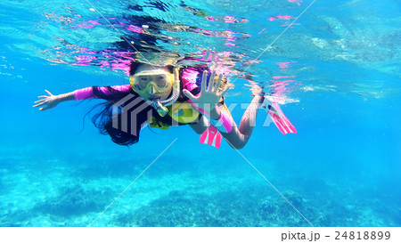 沖縄　渡嘉敷島の水中撮影　熱帯魚を観察する小学生 24818899