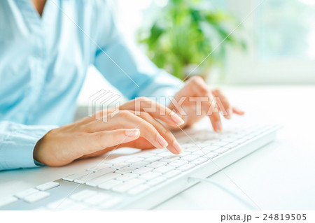 Woman office worker typing on the keyboard 24819505