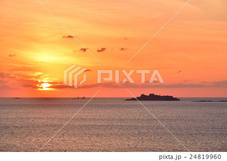 軍艦島に沈む夕陽 24819960