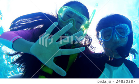 沖縄　渡嘉敷島の水中撮影　親子で熱帯魚を観察 24820387