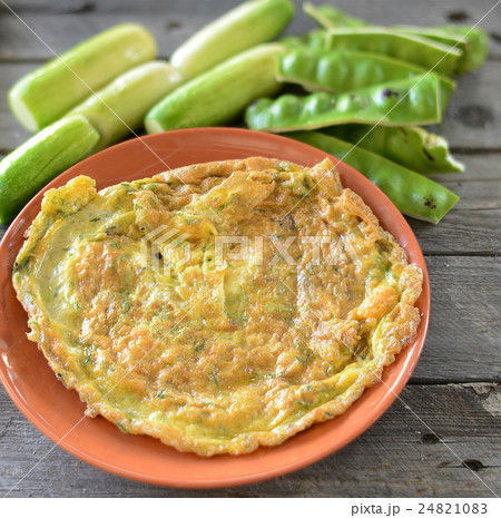 Omelette with Cha-om 24821083