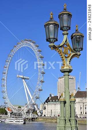 ロンドンアイ、街灯、遊覧船、青空 24823848
