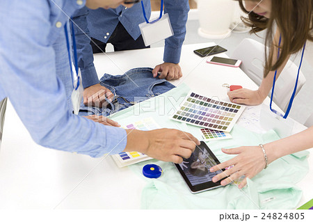 ビジネス　打ち合わせ　会議　アパレル業界　汎用　オフィスカジュアル　商品モデルをタブレットで探す 24824805