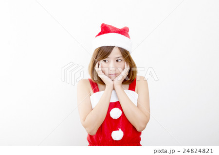 女性 クリスマス サンタクロース衣装 帽子 上半身 室内 困る 悩む 困惑 照れる 考える 女性 クリスマス サンタクロース衣装 帽子 上半身 室内 困る 悩む 困惑 照れる 考える 24824821