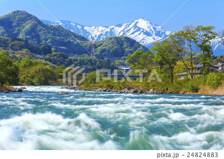 残雪の谷川岳と利根川の写真素材 2448