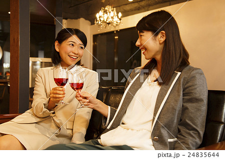 カフェ 女性 女子会 友達 友人 若い女性 ビジネス ビジネスウーマン 夜 カフェ 女性 女子会 友達 友人 若い女性 ビジネス ビジネスウーマン 夜 24835644