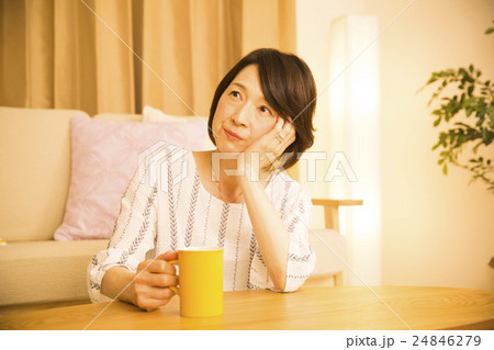 ミドル女性 24846279